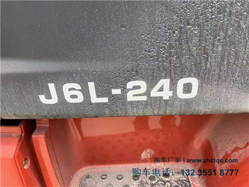 拉钢板钻机平板车推荐--解放J6前四后四挖机平板拖车（整�?1米）4.jpg